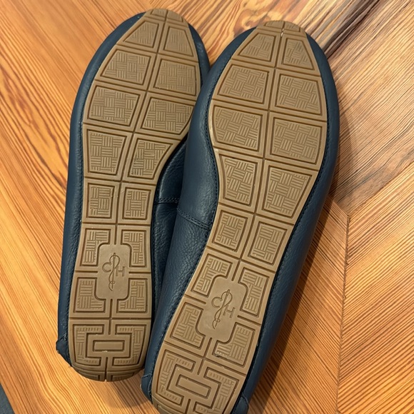 Men's Cole Haan Somerset Venetian II
Navy blue 11.5 like new - Picture 3 of 3